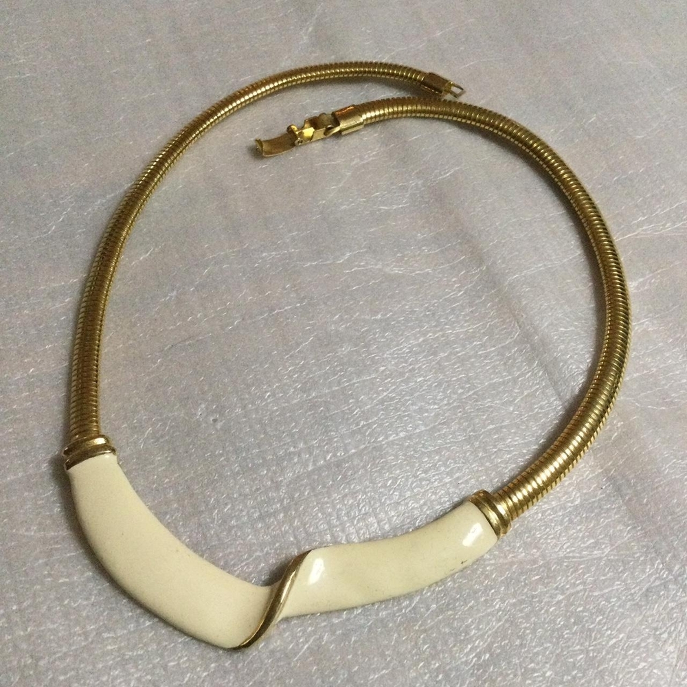 Elegant Gold and Cream Necklace